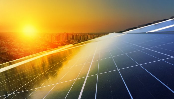 A energia solar está ficando acessível aos brasileiros, mas há vantagens em instalar painéis fotovoltaicos e contribuir para uma pegada mais renovável?